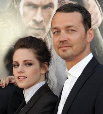 Kristen Stewart y el director Rupert Sanders se conocieron en el set de "Blanca Nieves y El Cazador"